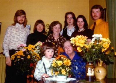 fam1975.jpg (24537 bytes)